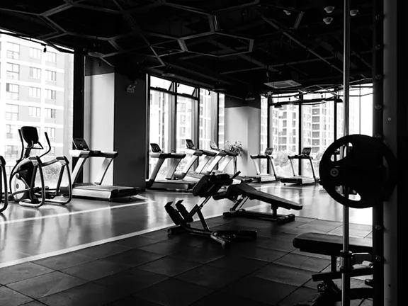 Sportzaal met loopbanden en krachtapparatuur voor de gymtraining